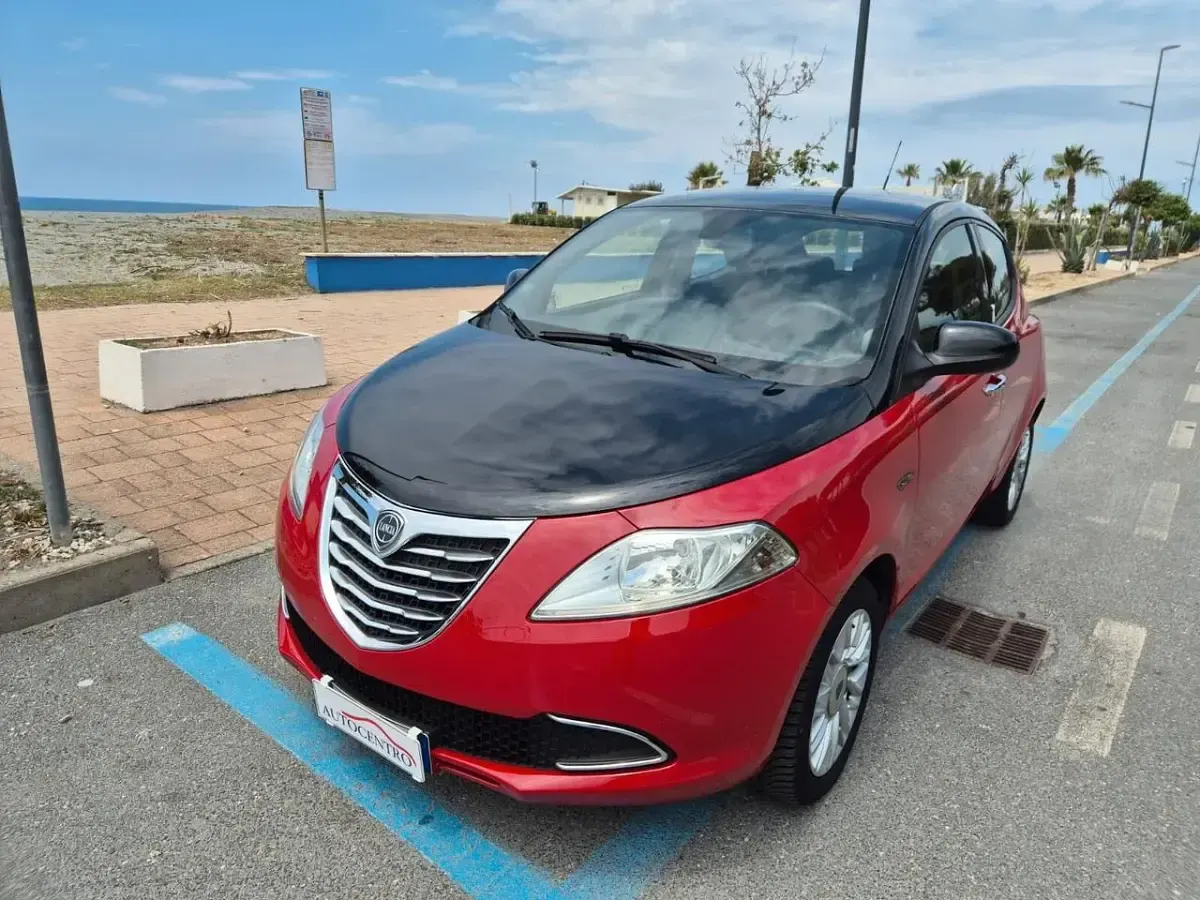 Usata Lancia Ypsilon Gold 95 CV (69 kW) 2015 Rosso Utilitaria
