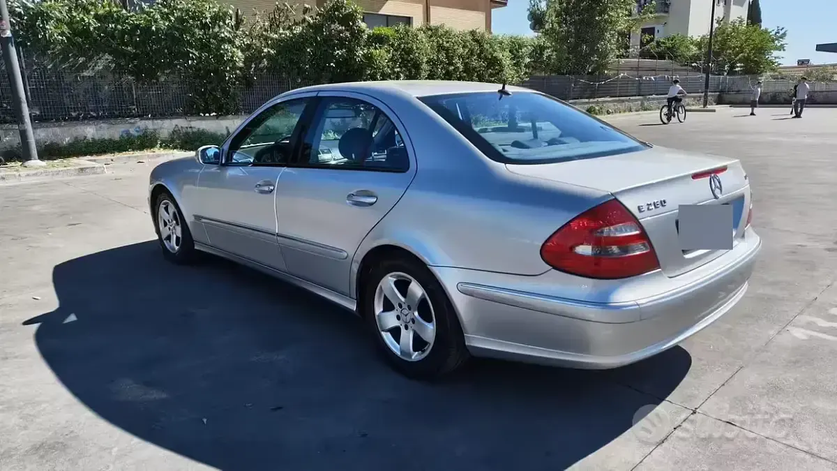Usata Mercedes E280 177 CV (130 kW) 2006 Grigio Berlina