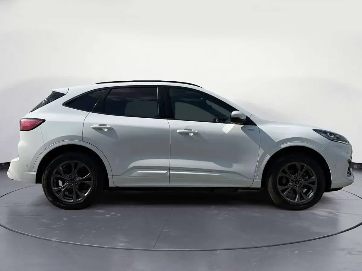 Usata Ford Kuga ST-Line 224 CV (164 kW) 2023 Frozen white SUV