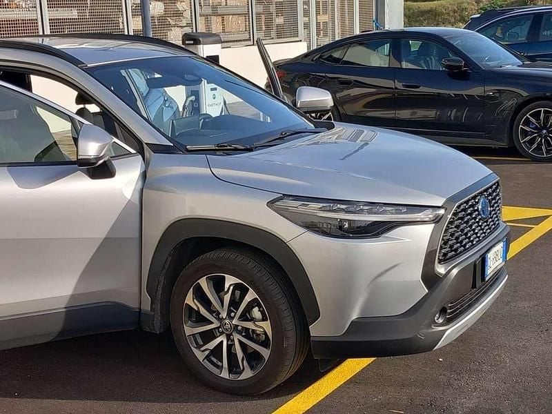 Usata Toyota Corolla Cross Lounge 152 CV (111 kW) 2023 Argento SUV