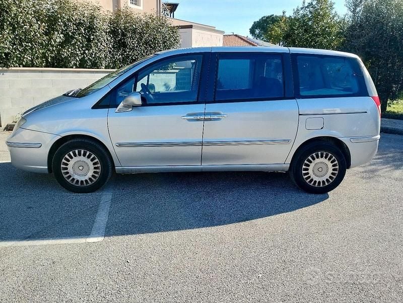 Usata Lancia Phedra 128 CV (94 kW) 2005 Grigio Monovolume