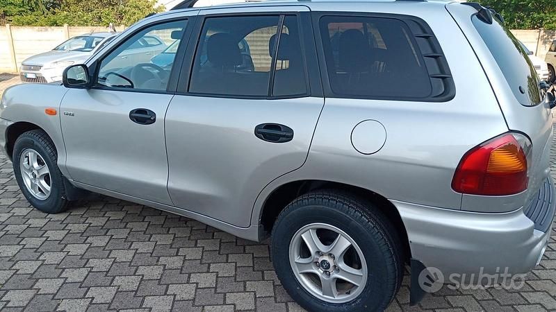 Usata Hyundai Santa Fe 112 CV (82 kW) 2004 Grigio SUV