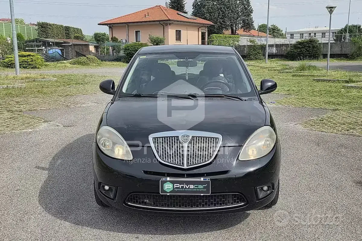 Gebraucht Lancia Ypsilon 77 PS (56 kW) 2012 Schwarz Kleinwagen