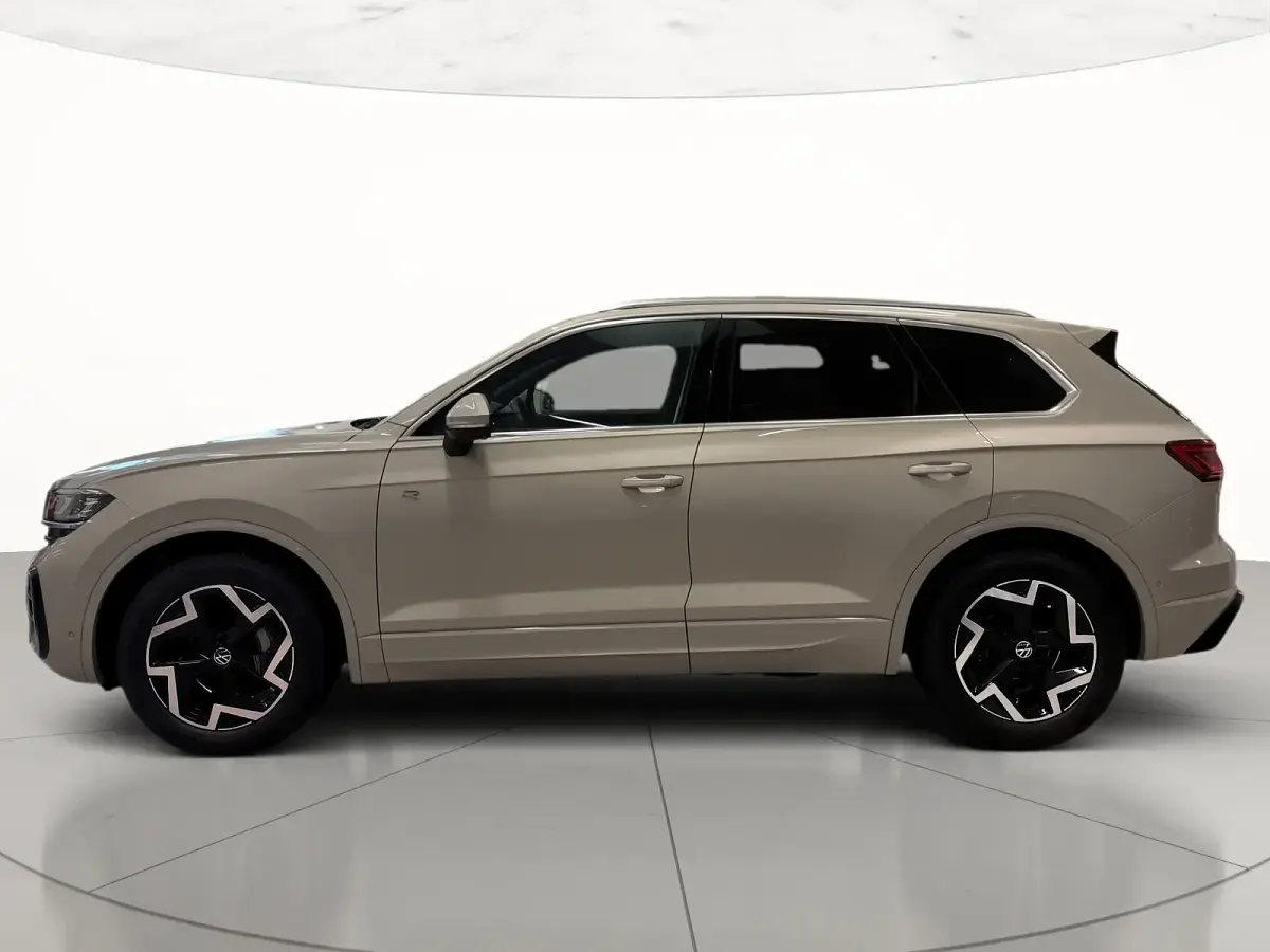 Usata VW Touareg R-line 231 CV (169 kW) 2025 5q sechura beige metallizzato SUV