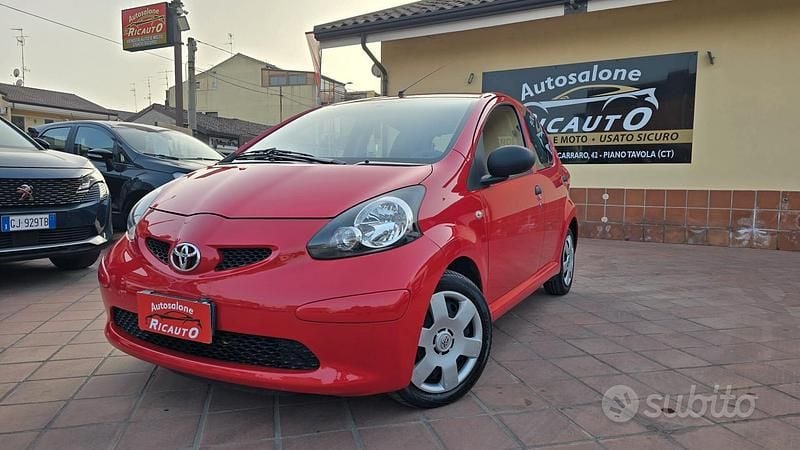 Usata Toyota Aygo 68 CV (50 kW) 2009 Rosso Utilitaria