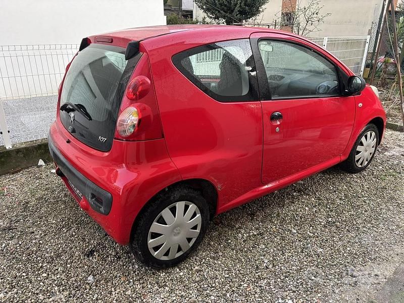 Usata Peugeot 107 68 CV (50 kW) 2007 Rosso Utilitaria