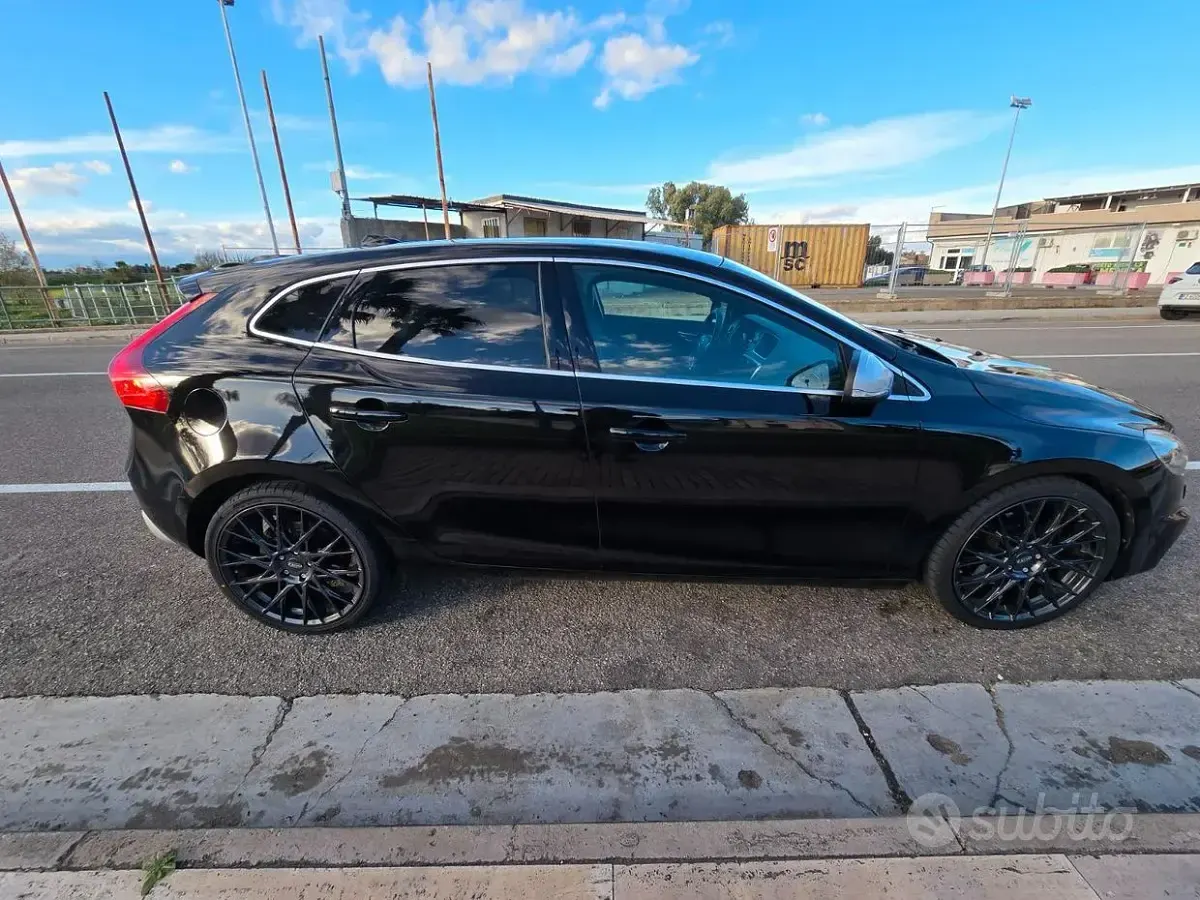 Usata Volvo V40 Momentum 190 CV (139 kW) 2015 Berlina