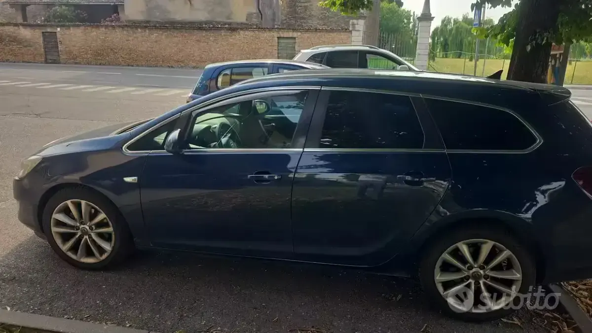 Usata Opel Astra 101 CV (74 kW) 2011 Bluazzurro Station wagon