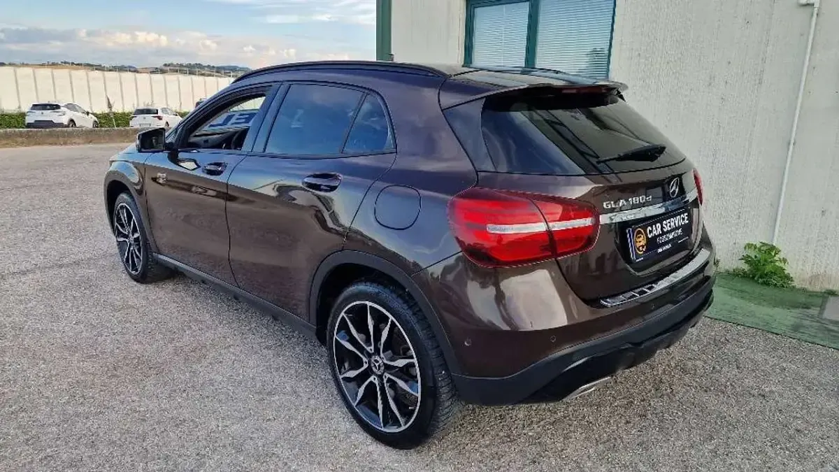 Usata Mercedes GLA180 Premium 109 CV (80 kW) 2017 Marrone SUV