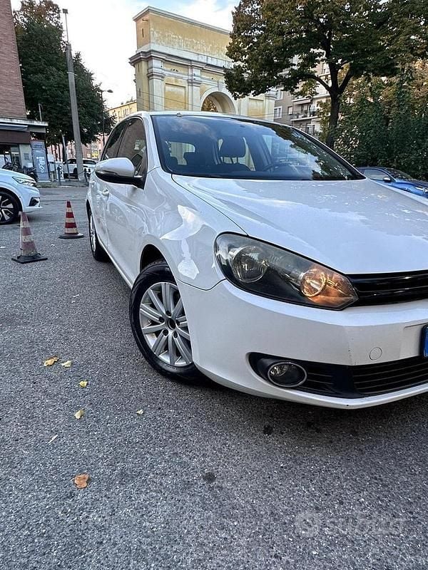 Usata VW Golf VI 105 CV (77 kW) 2010 Bianco Utilitaria