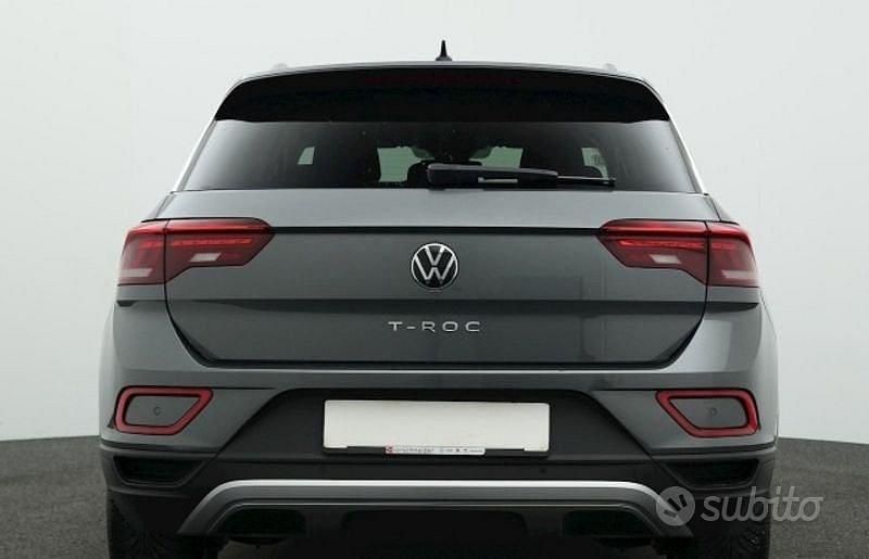 Usata VW T-Roc Life 116 CV (85 kW) 2024 Grigio scuro SUV
