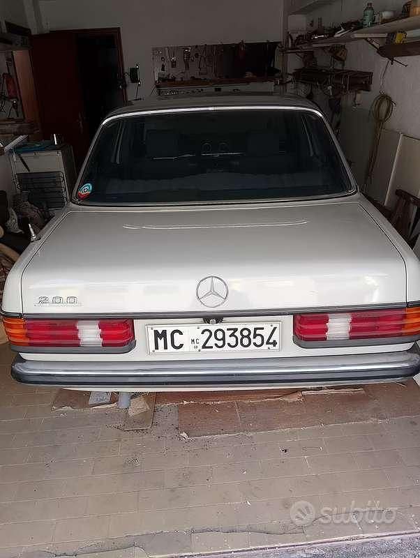 Usata Mercedes 200 105 CV (77 kW) 1981 Berlina
