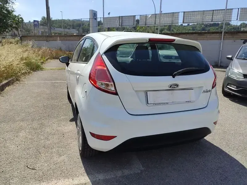 Usata Ford Fiesta 80 CV (58 kW) 2013 Bianco Utilitaria