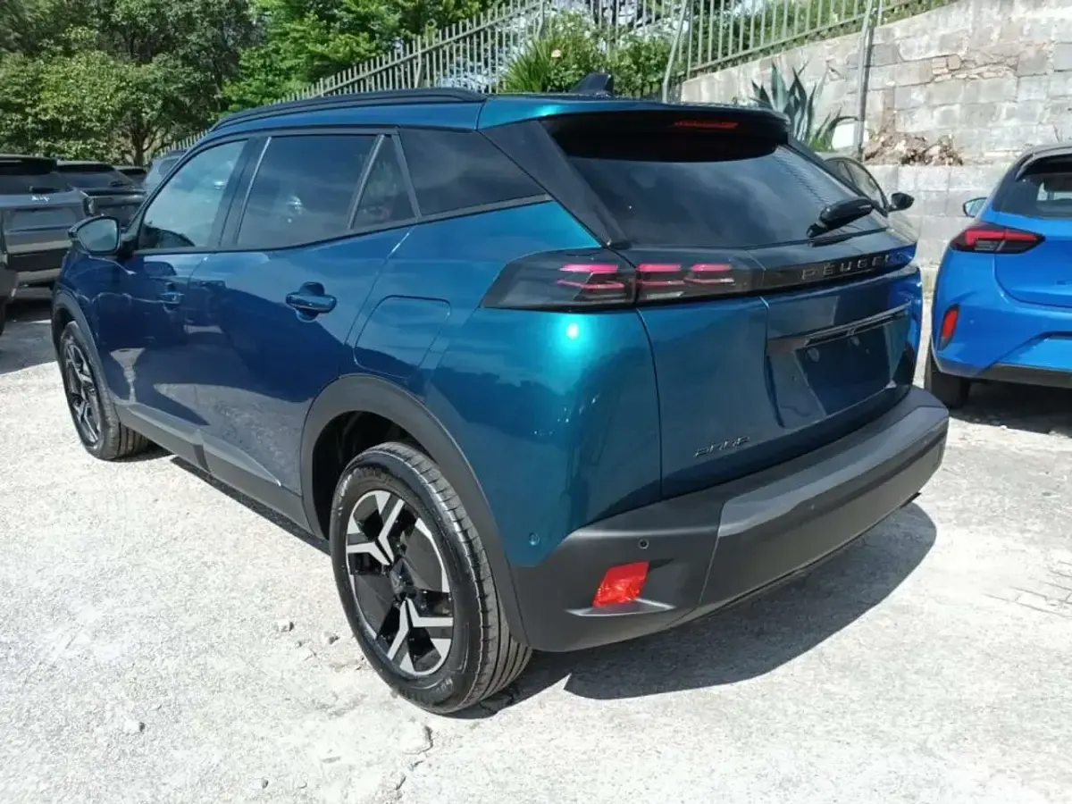 Usata Peugeot 2008 Allure 101 CV (74 kW) 2025 Blu SUV