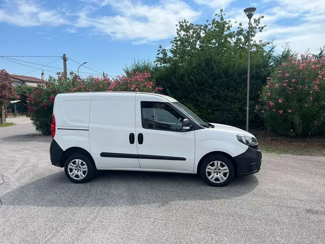 Usata Fiat Doblò 105 CV (77 kW) 2021 Bianco Monovolume