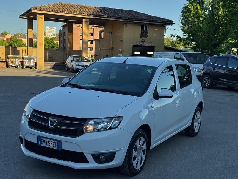Usata Dacia Sandero Lauréate 75 CV (55 kW) 2014 Bianco Berlina
