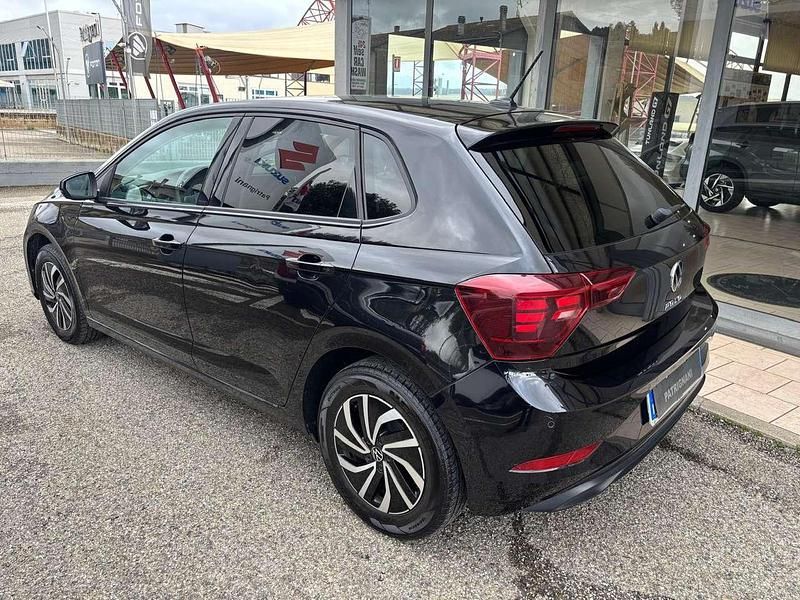 Usata VW Polo 95 CV (69 kW) 2022 Nero metallizzato Utilitaria