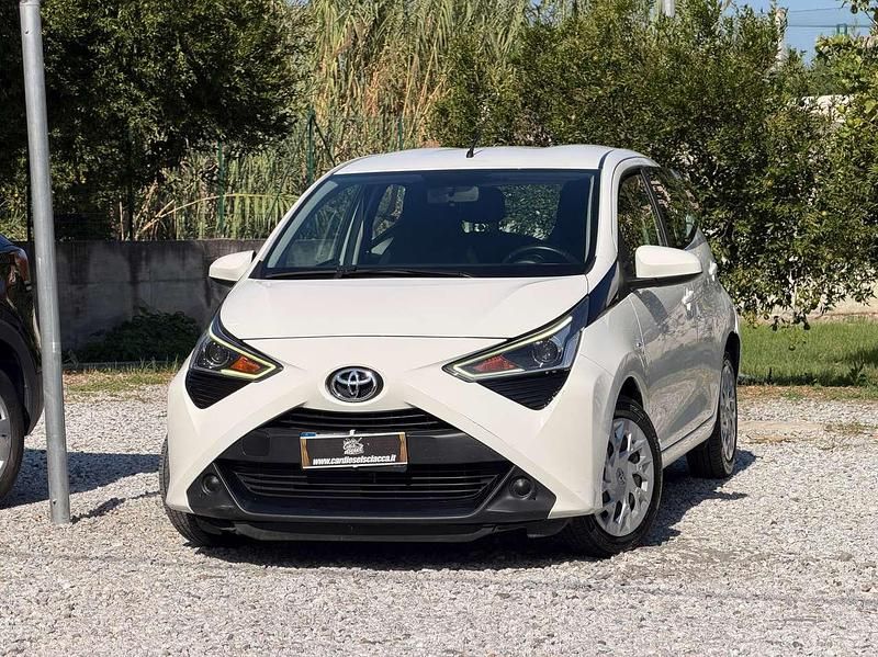 Usata Toyota Aygo X-play 72 CV (52 kW) 2020 Bianco Utilitaria