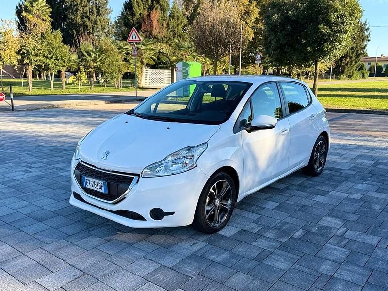 Bianco Usata 2014 Peugeot 208 Allure Due volumi | 6800 € (Buon prezzo) - Immagine 1/4