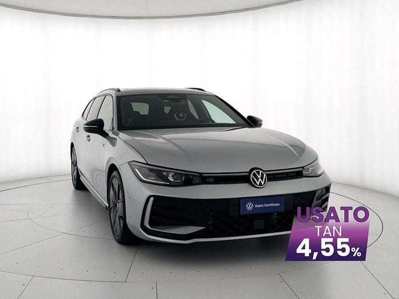 Usata VW Passat R-line 150 CV (110 kW) 2024 Dolomite silver metallizzato Station wagon