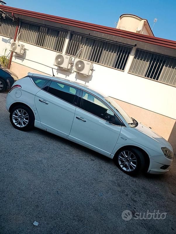 Usata Lancia Delta 90 CV (66 kW) 2012 Bianco Utilitaria