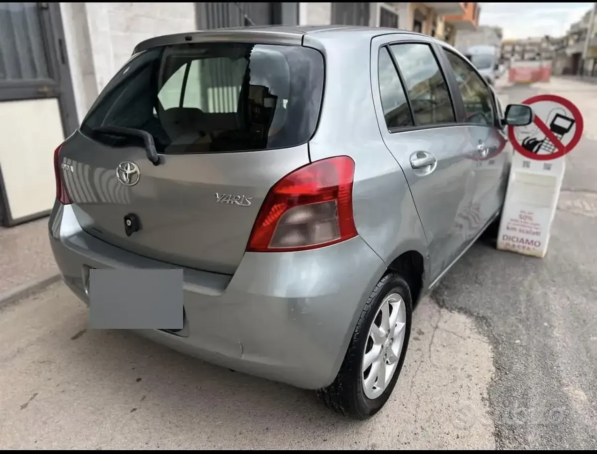Usata Toyota Yaris 69 CV (50 kW) 2006 Grigio Berlina