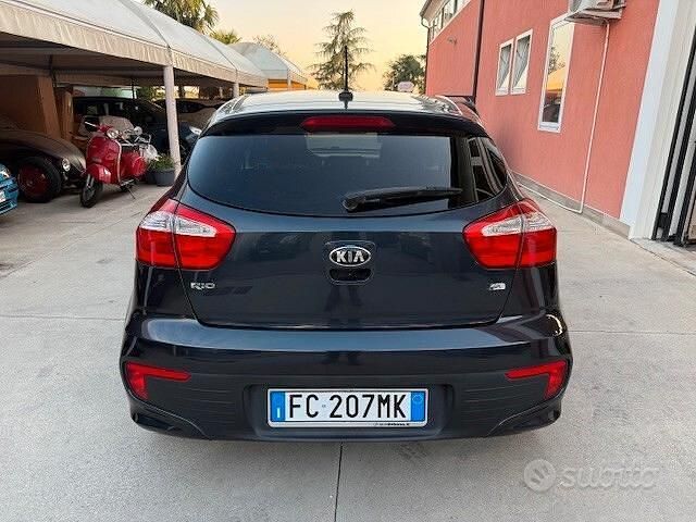 Usata Kia Rio 81 CV (59 kW) 2016 Blu Berlina