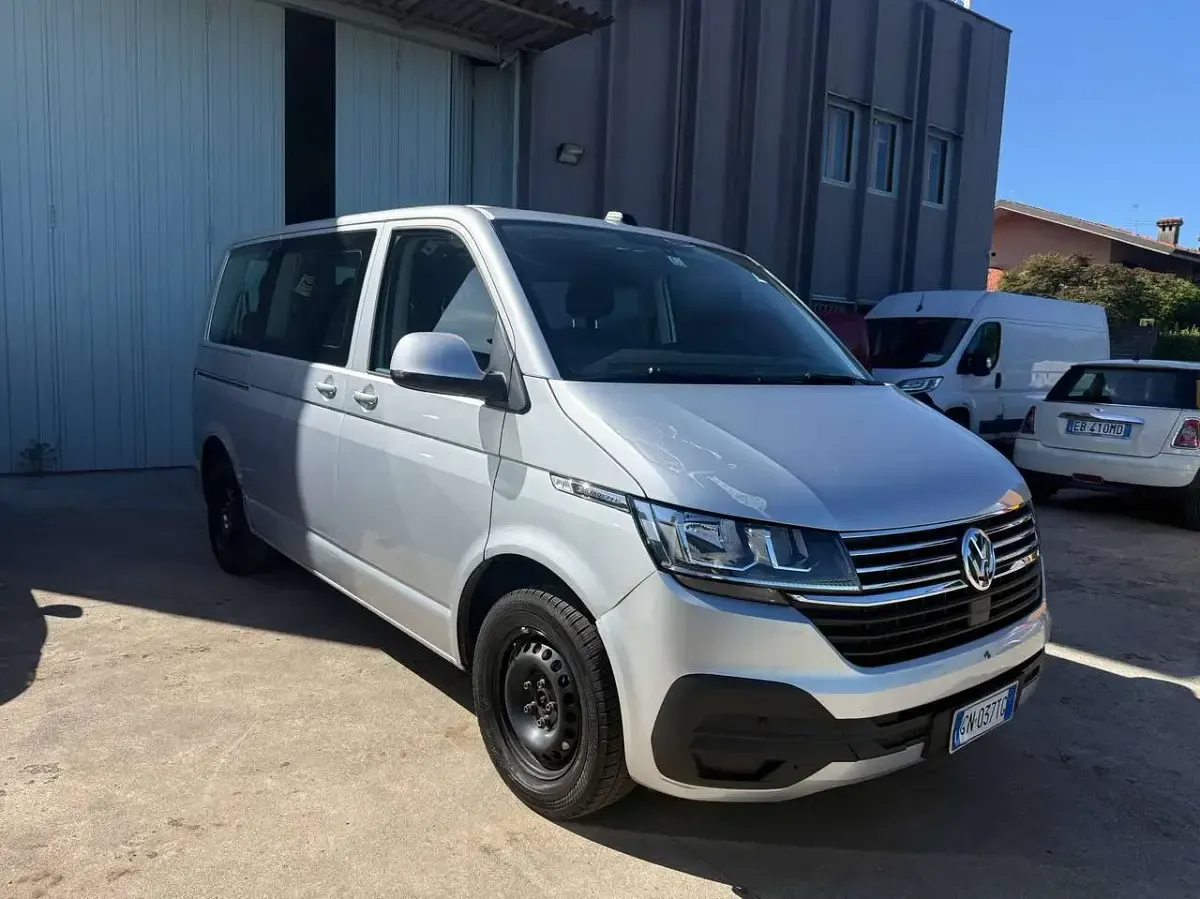 Usata VW Caravelle 150 CV (110 kW) 2023 Argento Furgone