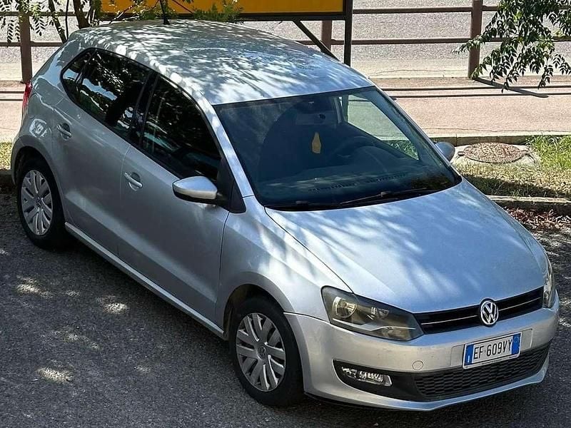 Argento Usata 2011 VW Polo Comfortline Tre volumi | 5600 € (Buon prezzo) - Immagine 1/1