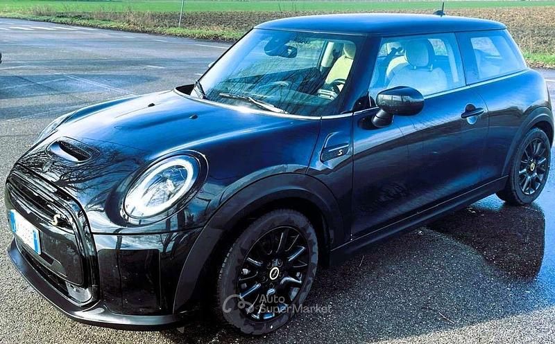 Usata Mini Cooper SE 75 kW (102 CV) 2022 Midnight black metallic. Utilitaria