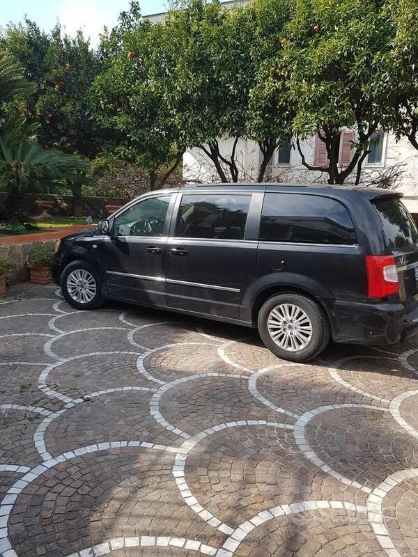Nero Usata 2011 Lancia Voyager Monovolume | 15.000 € (Molto cara) - Immagine 1/4