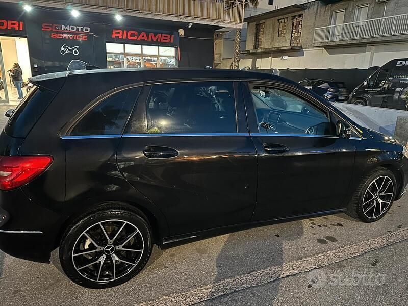 Nero Usata 2013 Mercedes B180 Monovolume | 9500 € (Buon prezzo) - Immagine 1/4