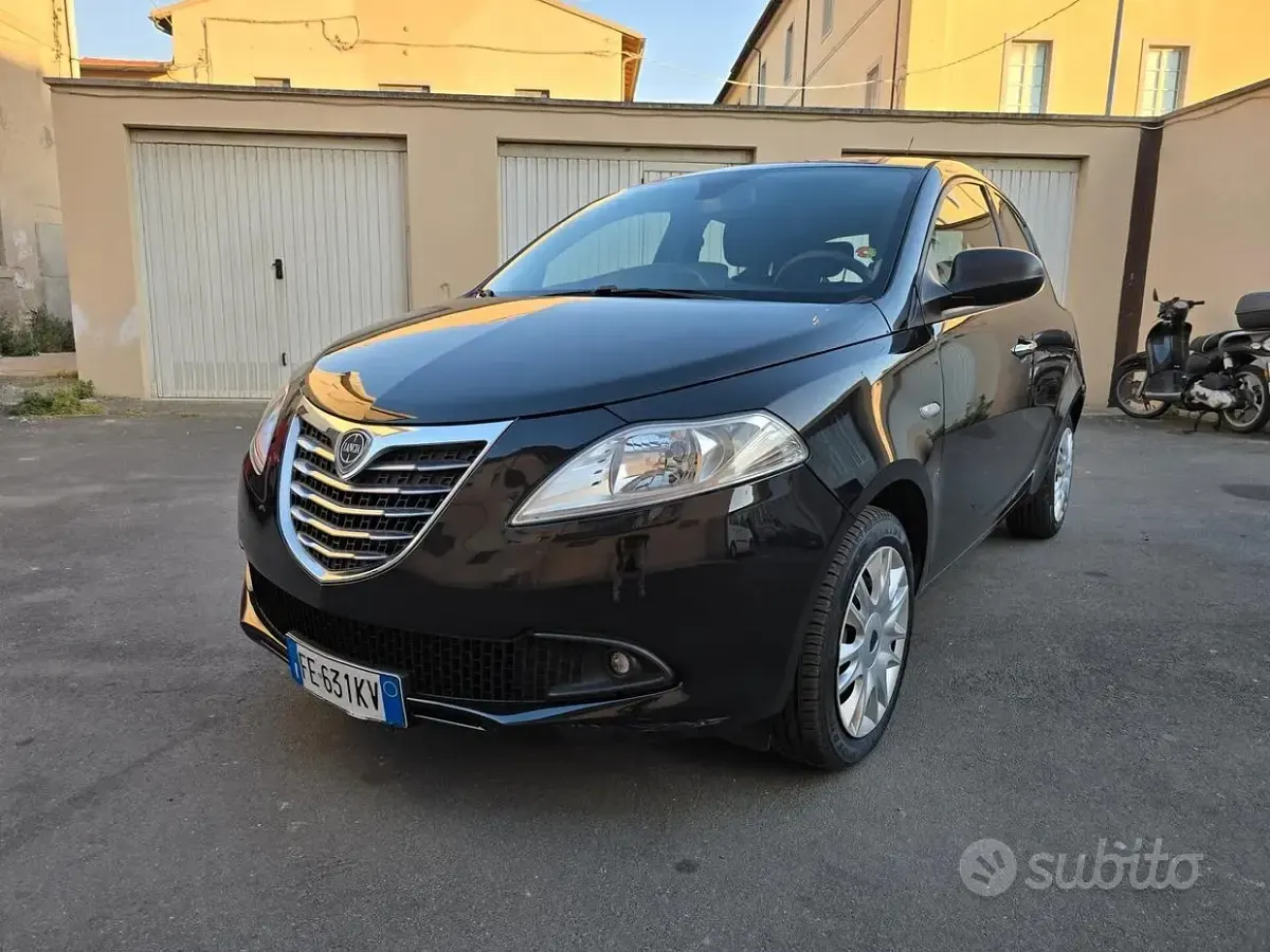 Usado Lancia Ypsilon Platinum 69 HP (50 kW) 2016 Preto Citadino