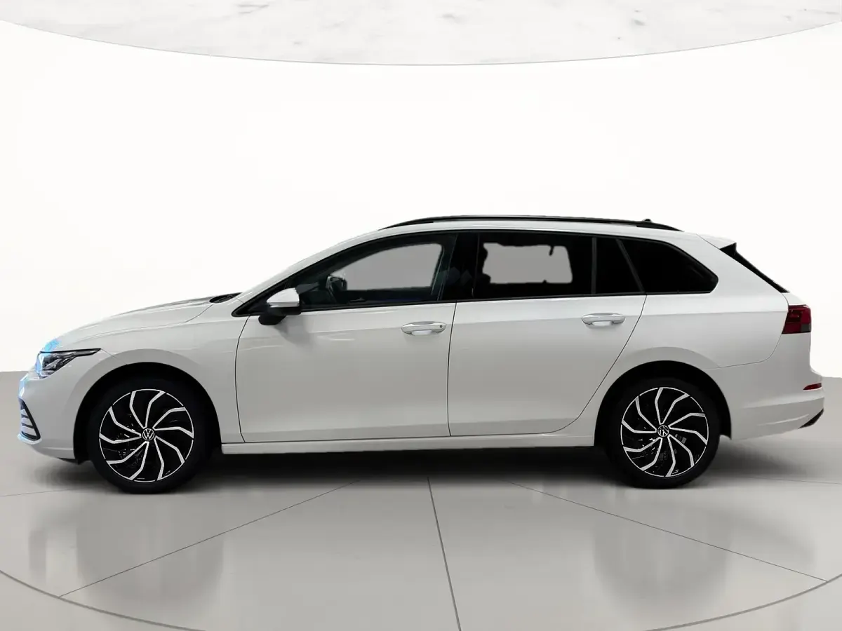 Usata VW Golf VIII Life 115 CV (84 kW) 2023 Pure white Station wagon