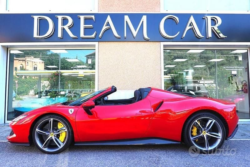 Usata Ferrari 296 830 CV (610 kW) 2023 Rosso Cabrio