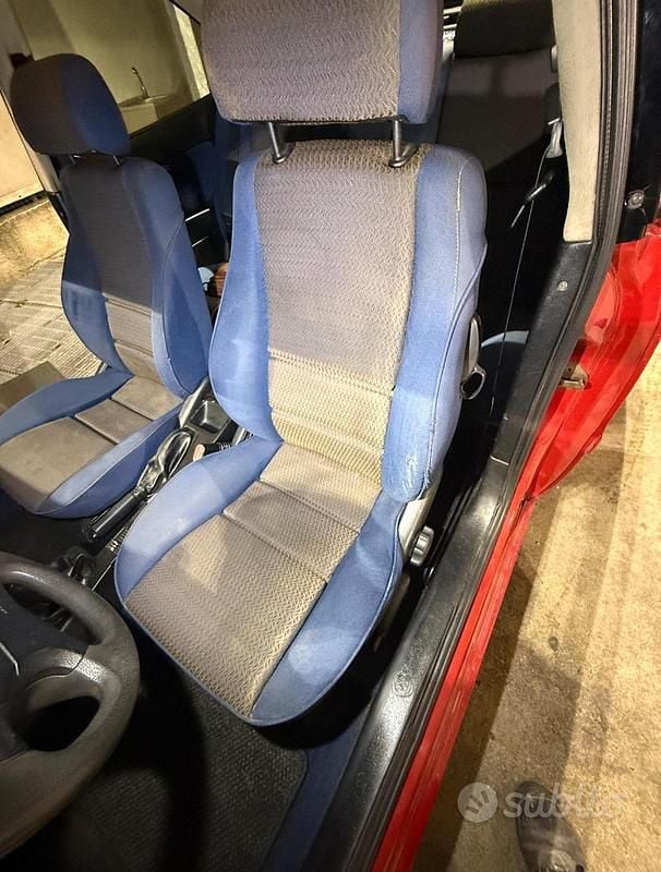 Usado Lancia Delta 103 CV (75 kW) 1998 Rojo Utilitario