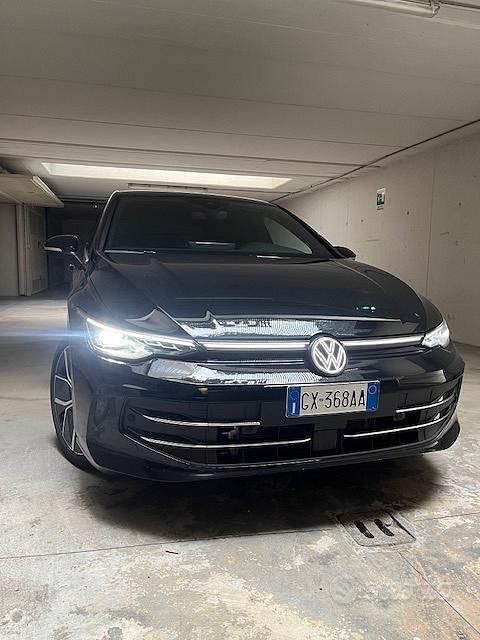 Nero Usata 2024 VW Golf VIII Due volumi | 28.000 € (Molto cara) - Immagine 1/4