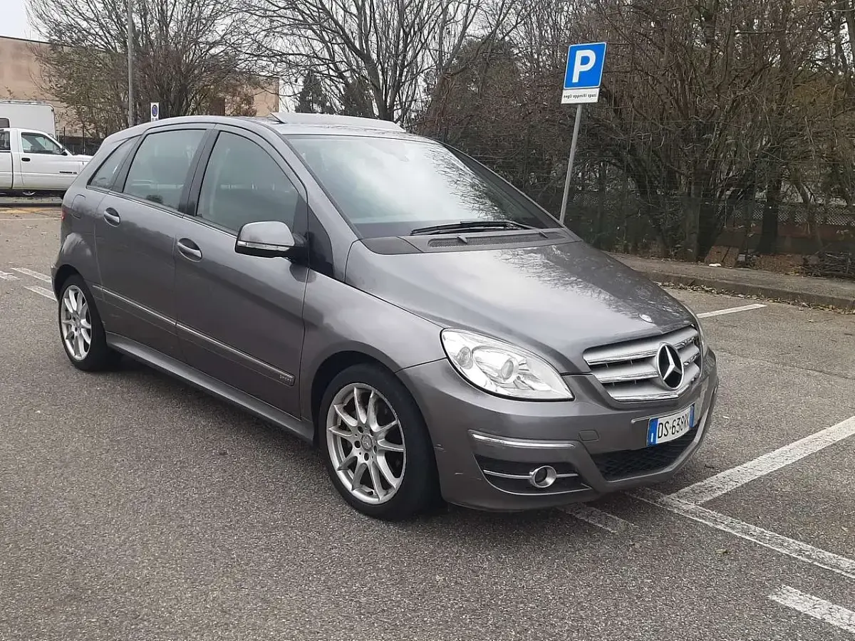 Usata Mercedes B200 193 CV (141 kW) 2009 Grigio Monovolume