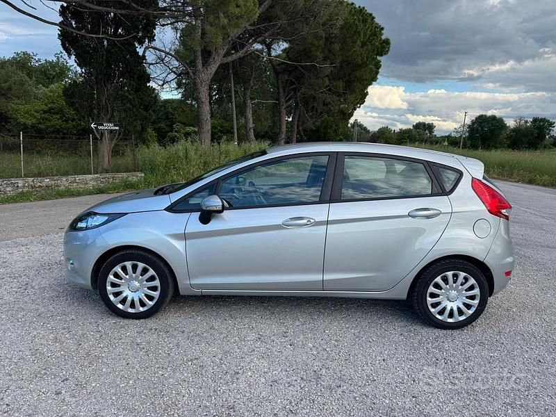 Usata Ford Fiesta Titanium 82 CV (60 kW) 2011 Grigio Utilitaria