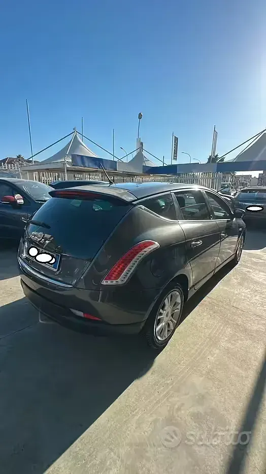 Usata Lancia Delta 120 CV (88 kW) 2012 Grigio Utilitaria