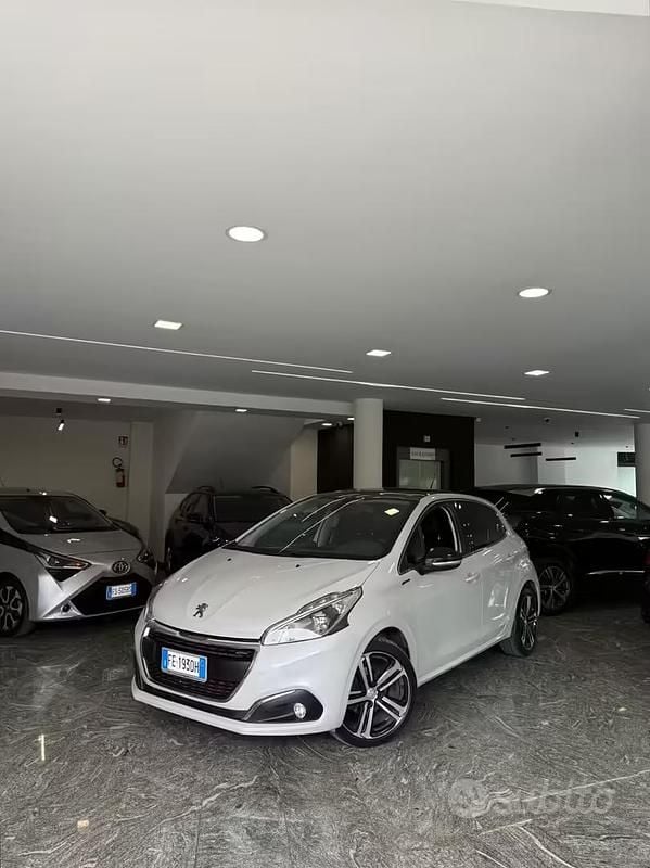 Usata Peugeot 208 GT-line 100 CV (73 kW) 2016 Bianco Utilitaria