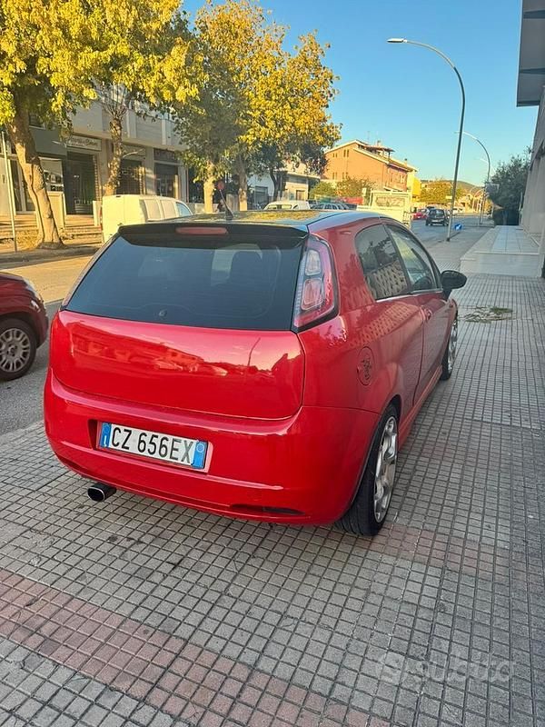 Usata Fiat Grande Punto 130 CV (95 kW) 2005 Rosso Utilitaria