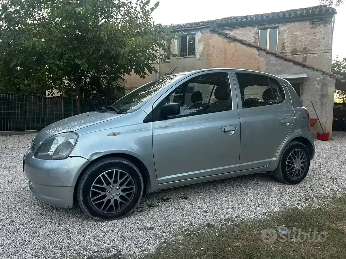Usata Toyota Yaris 68 CV (50 kW) 2001 Grigio Berlina