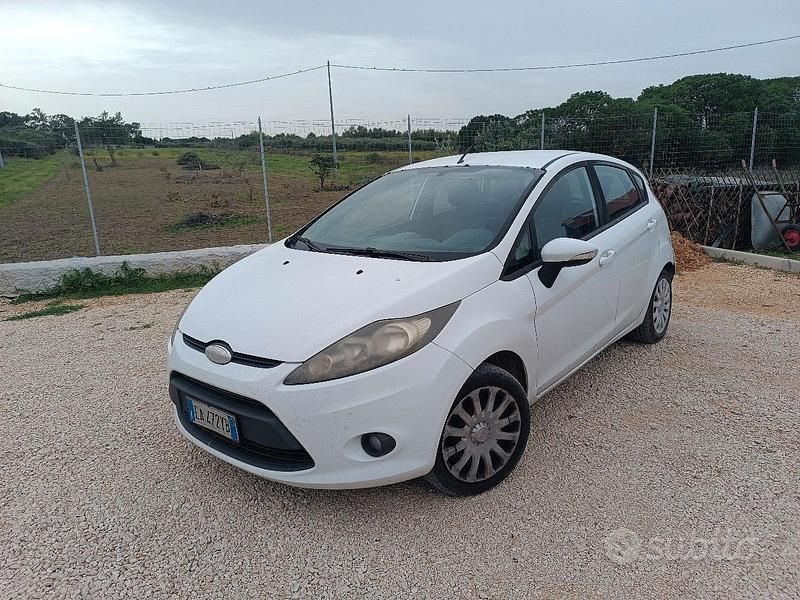 Bianco Usata 2010 Ford Fiesta Tre volumi | 3000 € (Buon prezzo) - Immagine 1/4