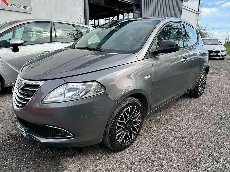 Usata Lancia Ypsilon Platinum 95 CV (69 kW) 2015 Grigio Utilitaria