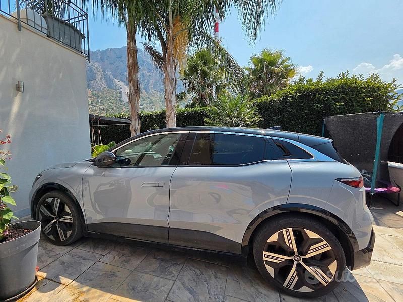 Usata Renault Megane E-Tech 161 kW (220 CV) 2023 Grigio SUV