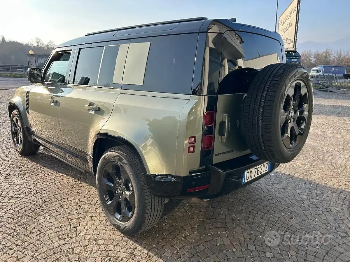 Usata Land Rover Defender SE Dynamic 200 CV (147 kW) 2025 Verde SUV