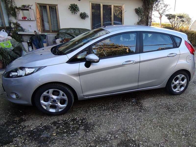 Usato 2012 Ford Fiesta 1.2 Benzin 60 CV (7.000 €)