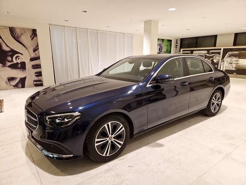 Blu/azzurro Usata 2021 Mercedes E220 Tre volumi | 33.800 € (Ottimo prezzo) - Immagine 1/4