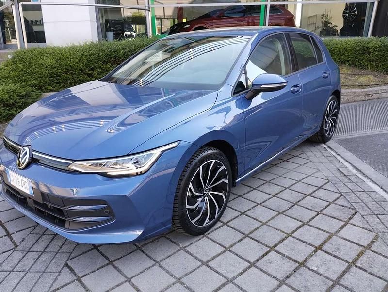 Usata VW Golf VIII Life 116 CV (85 kW) 2025 Anemone blau met. Berlina
